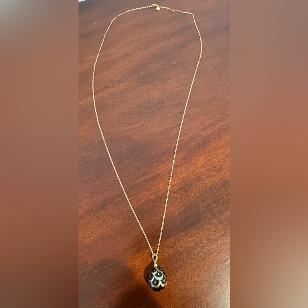 Chic Gold and Black Pendant Necklace
